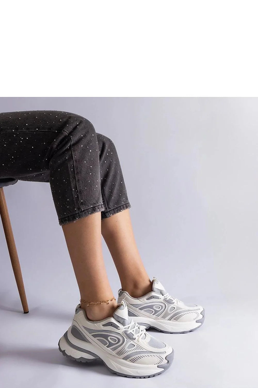 Baskets pour femmes design moderne sportif gris clair et blanc confortables lacets cuir synthétique athleisure respirant