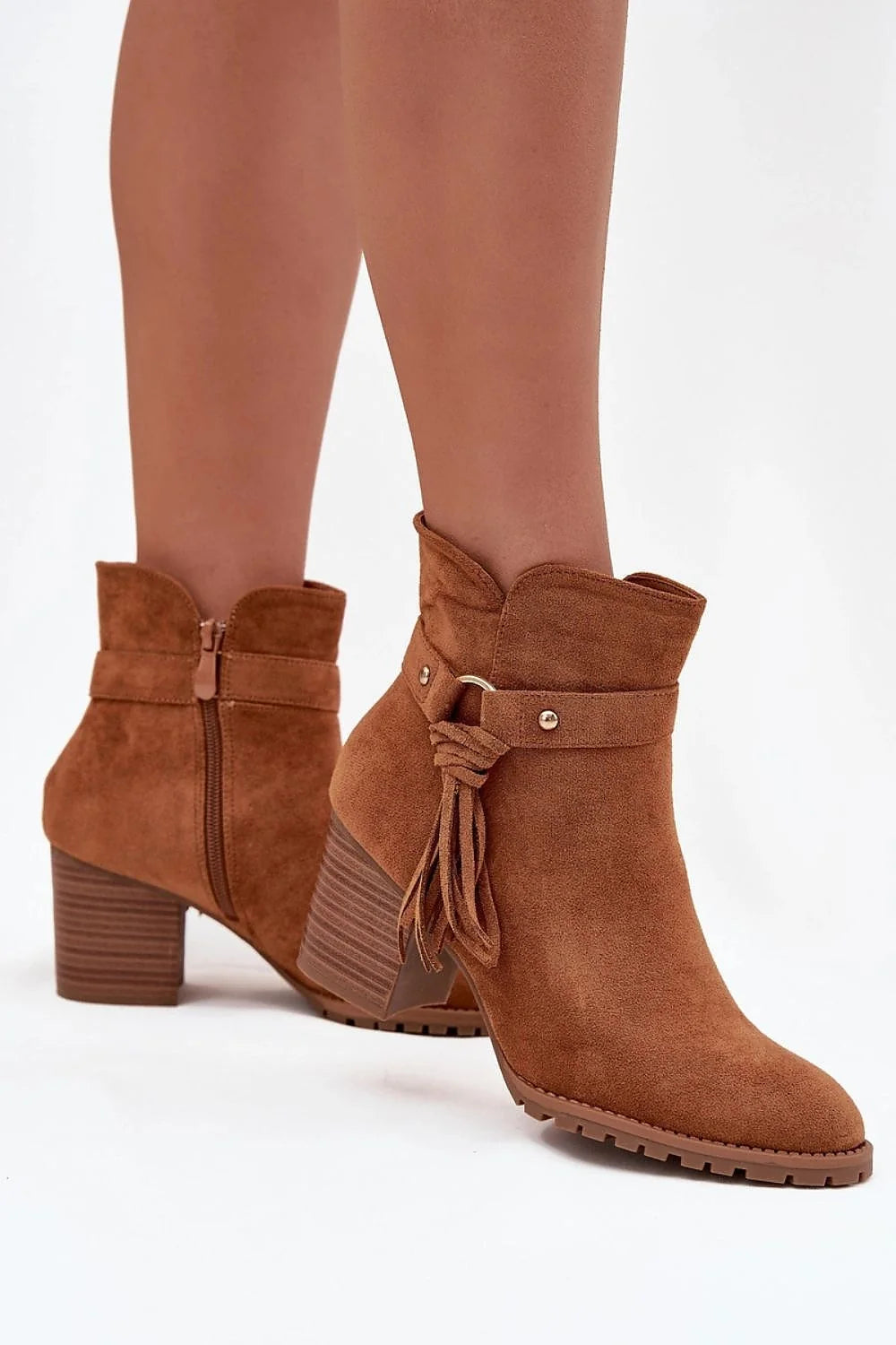 bottines femme suédine écologique daim cognac bout arrondi bride frangée rivets talon colonne bloc empilé semelle crantée antidérapante confort urbain