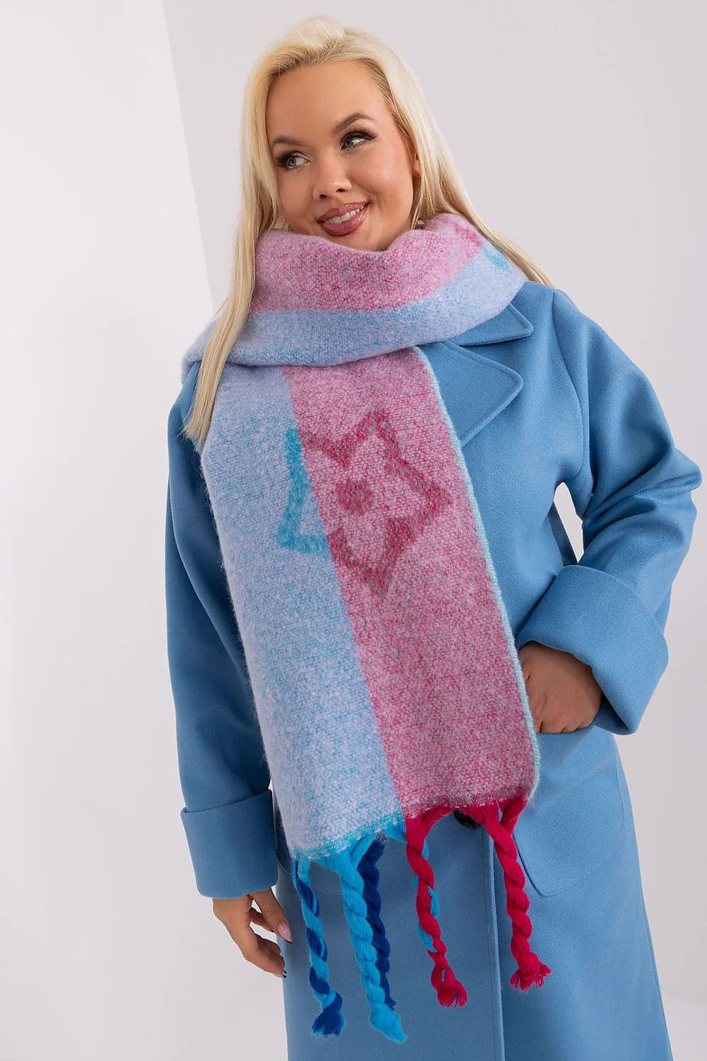 Manteau et écharpe pour femmes ensemble hiver chic cosy coupe classique bleu clair rose pastel étoile franges torsadées matelassé laine