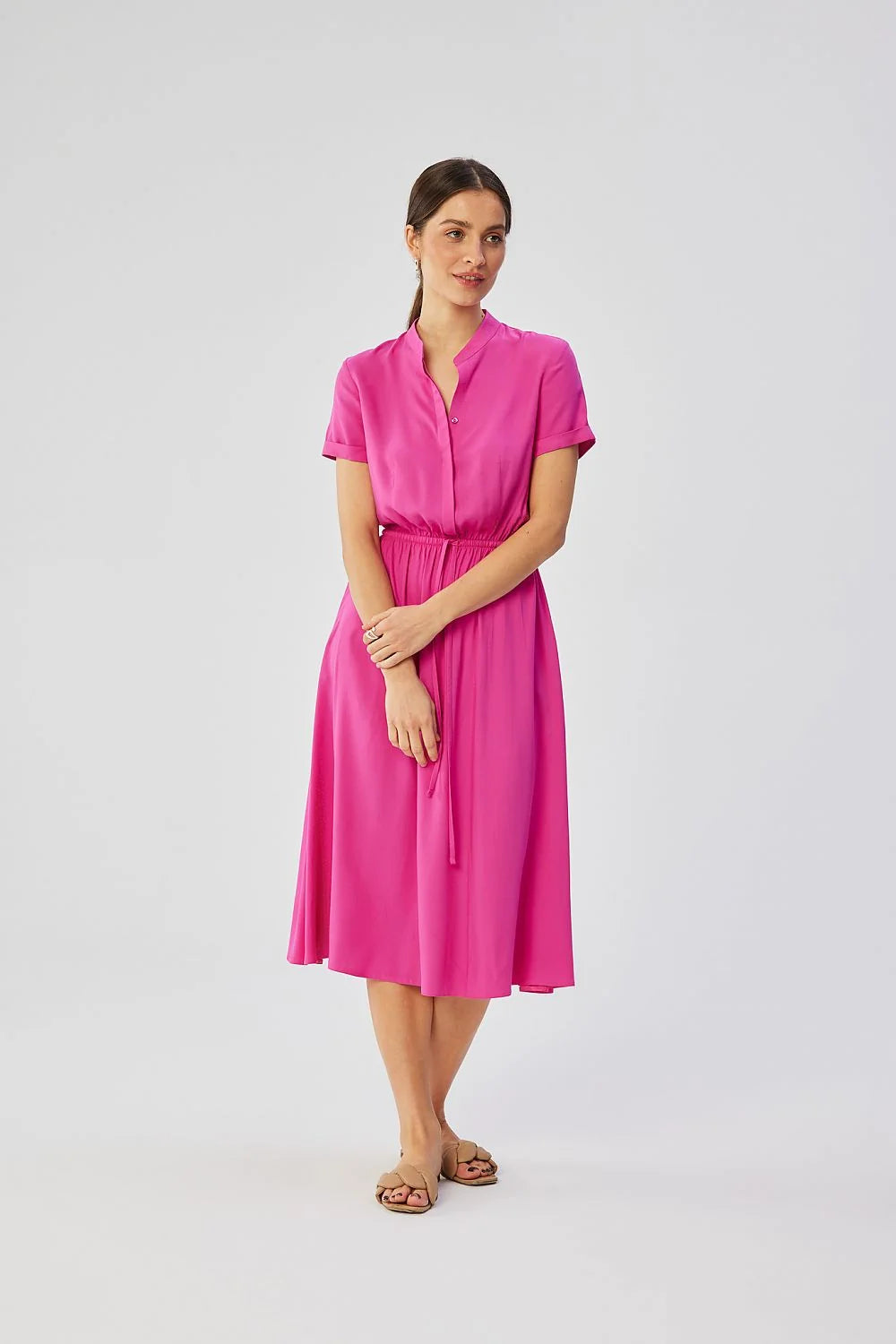 Robe de jour élégante mid-length manches courtes col en V ajustée ceinture ton sur ton couleur rose vif femme