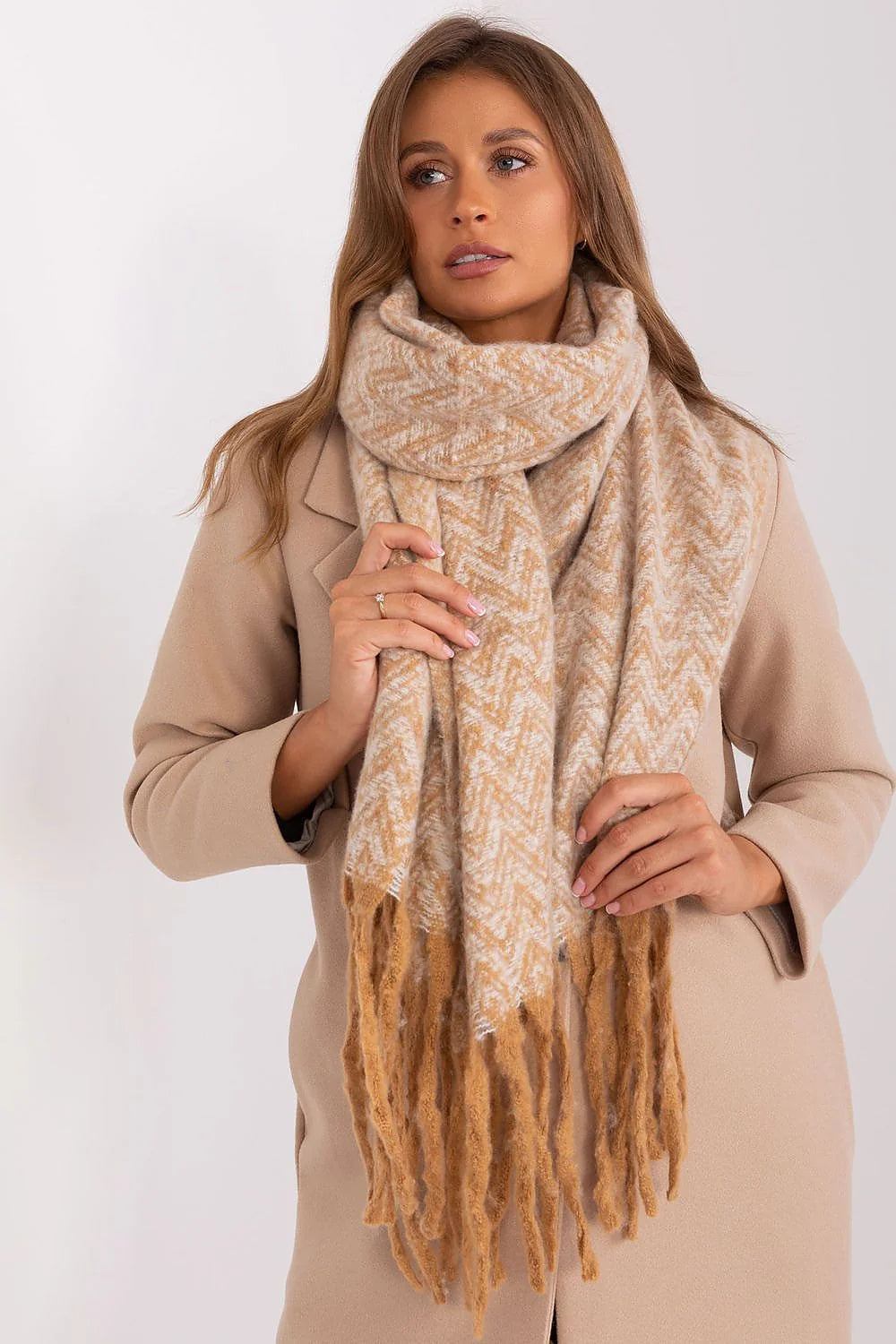 écharpe laine mérinos oversize franges longues irrégulières maille brossée moelleuse chaude cocooning motif chevrons beige camel ample volumineuse chic bohème