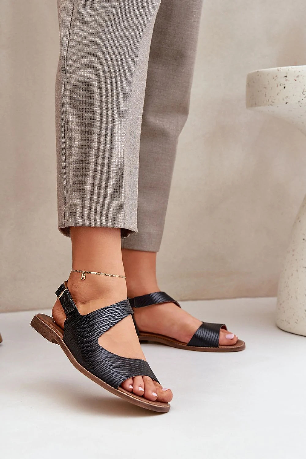 sandales femme cuir grainé noir reptile asymétrique entrecroisé bride arrière réglable boucle semelle fine contrastée marron maintien confort décontracté chic
