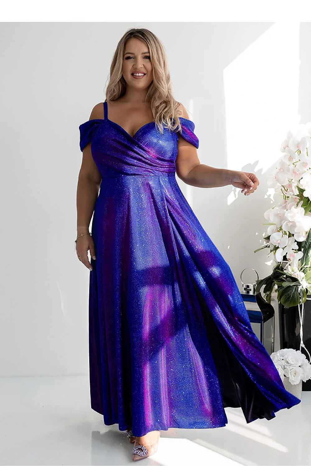 Robe longue soirée élégante coupe évasée décolleté en cœur matériaux luxueux bleu vif fente finitions soignées femme