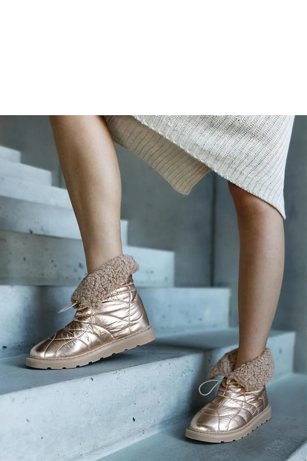 Bottes de neige pour femmes style moderne doublure fourrure synthétique détails dorés hiver confort protection cheville