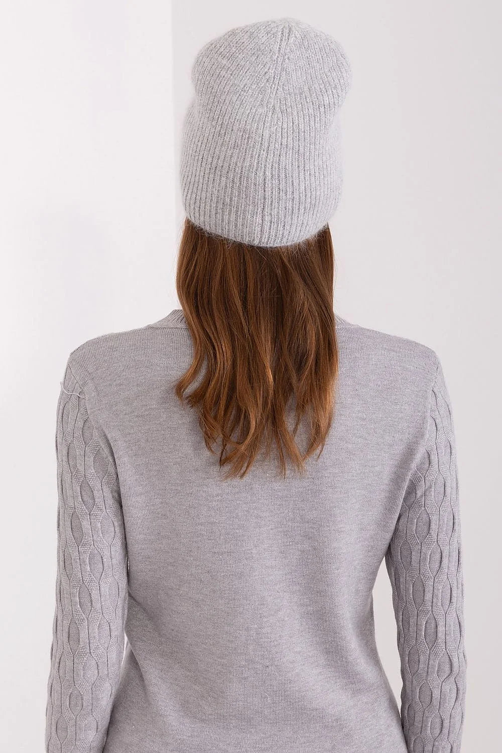 Bonnet d'hiver tricoté en acrylique et angora motif tressé pour femmes couleur gris clair style moderne casual