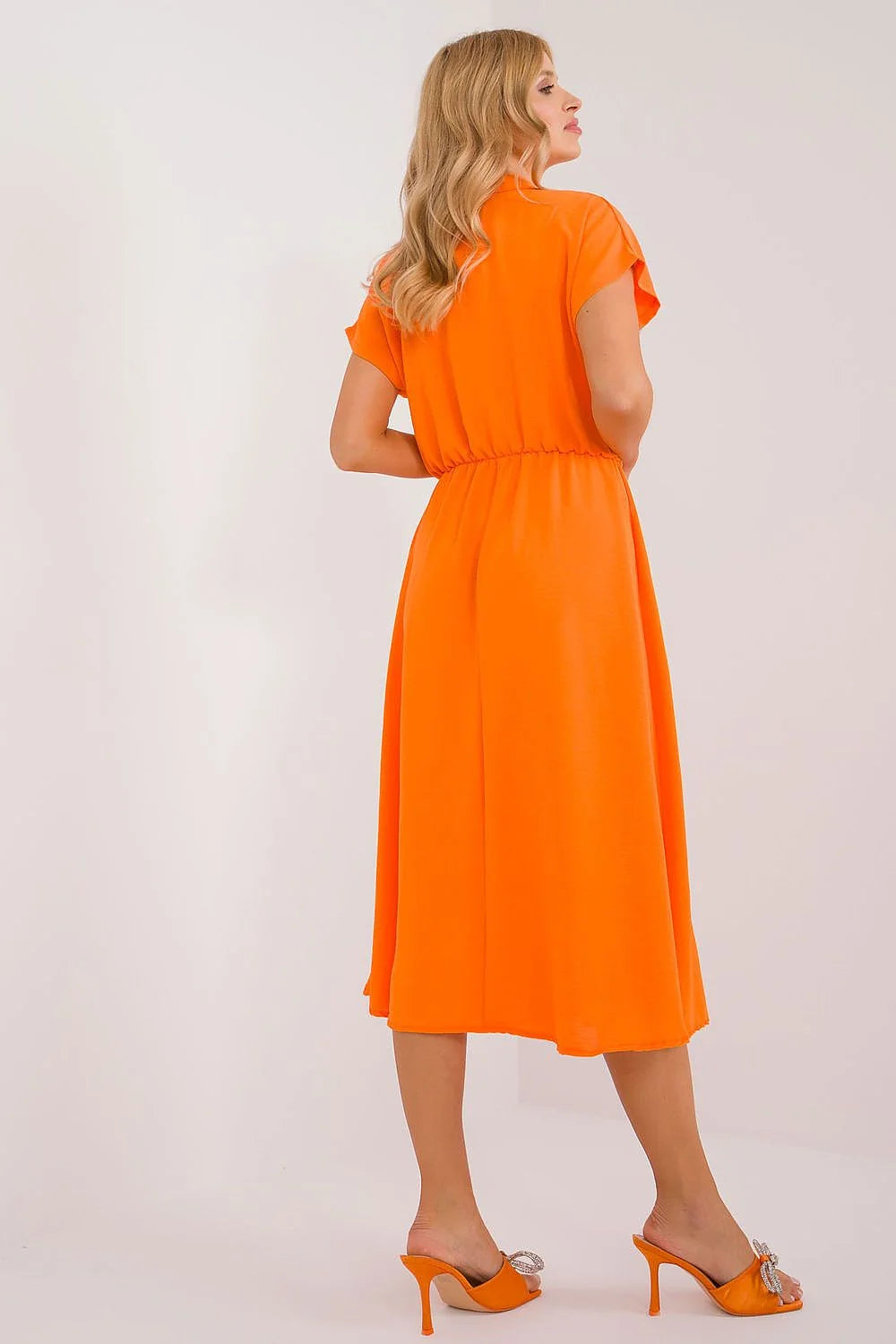 Robe d'été féminine moderne couleur orange vif tissu léger coupe évasée manches courtes col chemisier taille élastique femmes