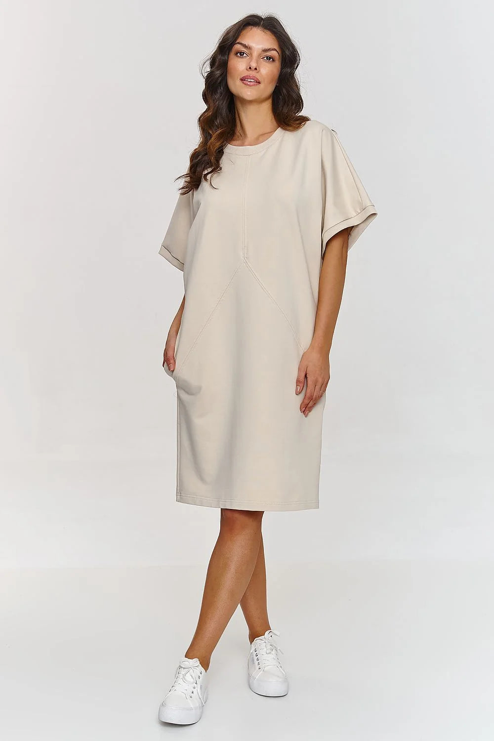 Robe de jour Makadamia en coton beige clair coupe ample manches courtes détails coutures femmes