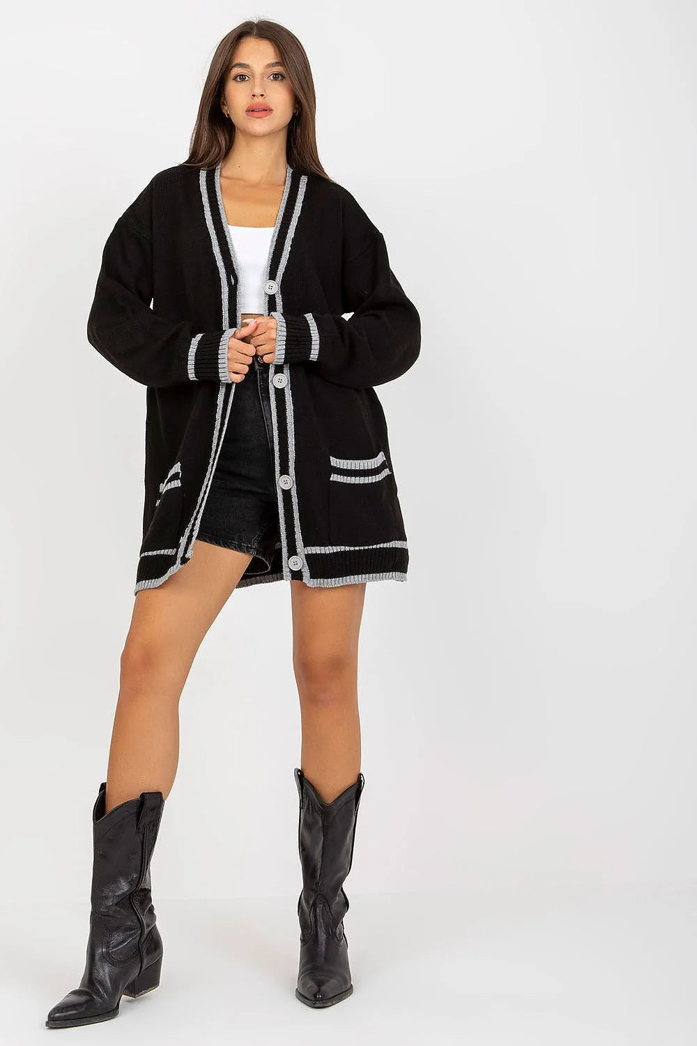 Cardigan long oversize femme couleur verte contrastes blancs manches longues boutons blancs poches latérales