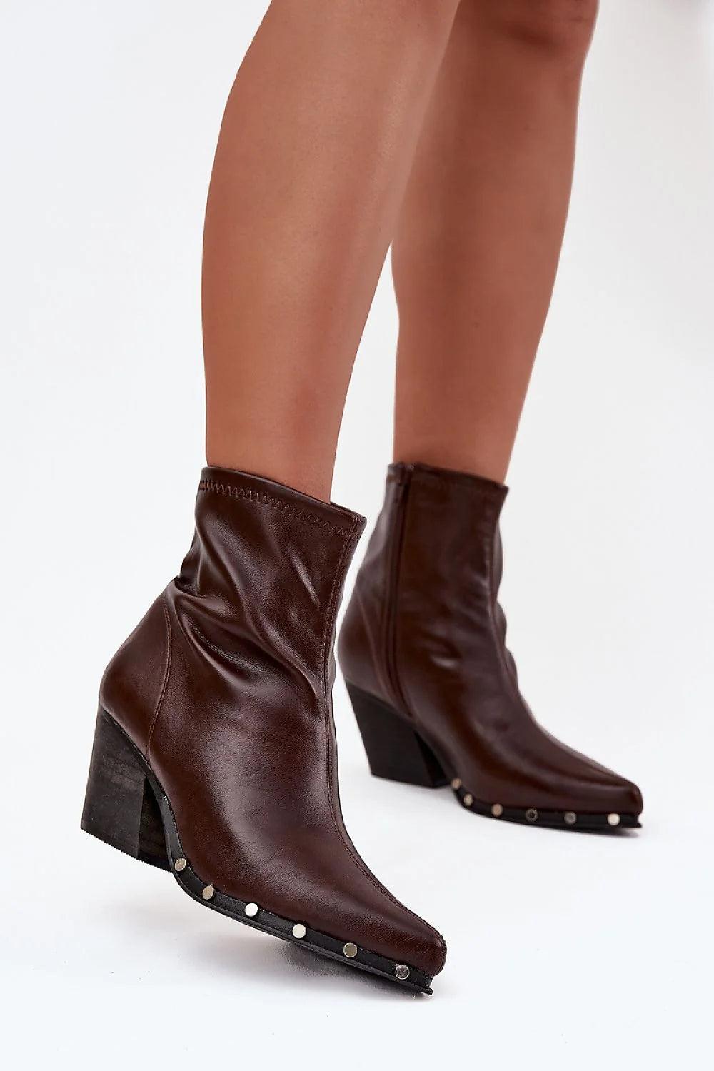 bottines femme similicuir marron chocolat cheville bout pointu talon bloc incliné effet bois fermeture éclair latérale rivets décoratifs