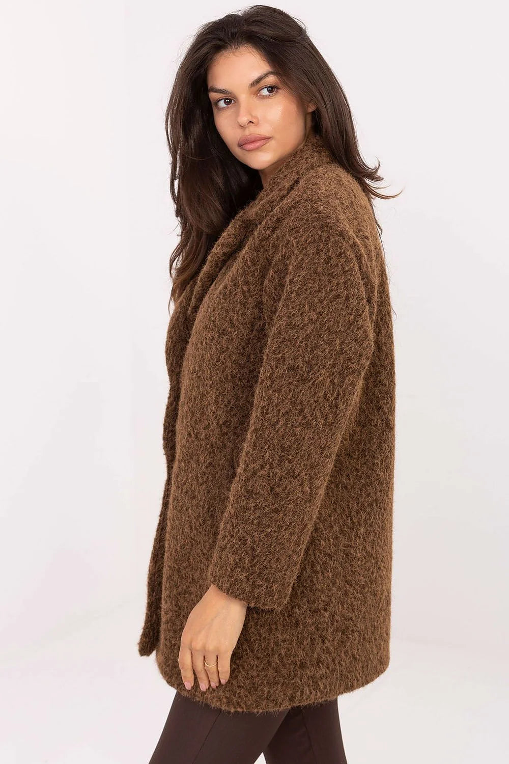 manteau femme mi cuisse laine bouclée marron chocolat col tailleur coupe oversize manches longues deux boutons dorés texturés douillet chic