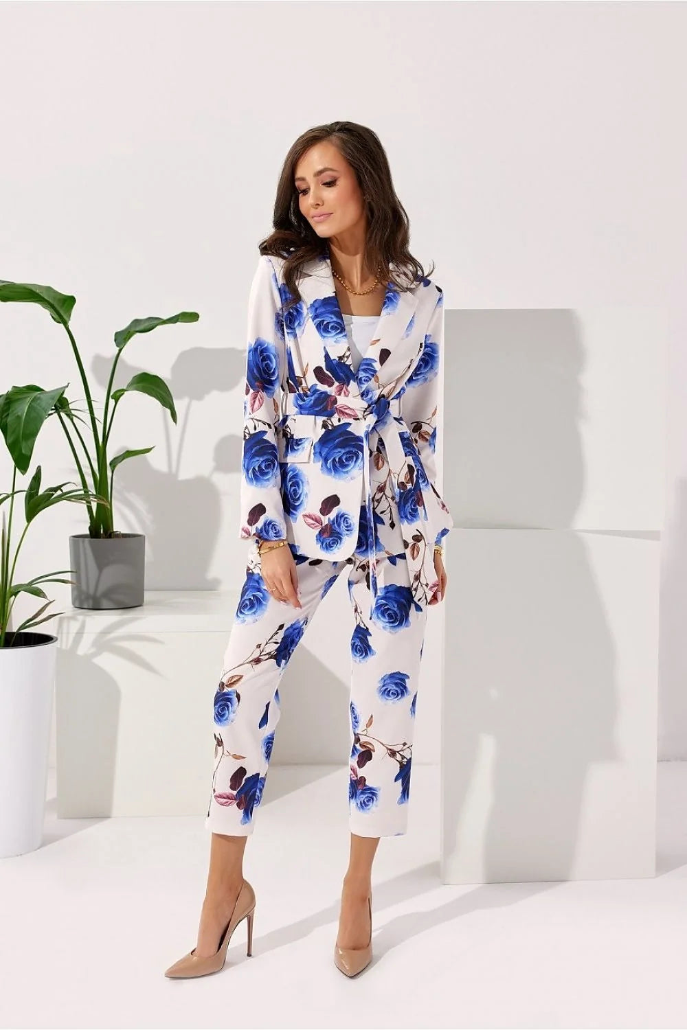 Costume femme à deux pièces veste pantalon floral vibrant tailleur élégant coupe structurée épaules larges ceinture ajustable polyester high-waisted slim-fit eventos formales