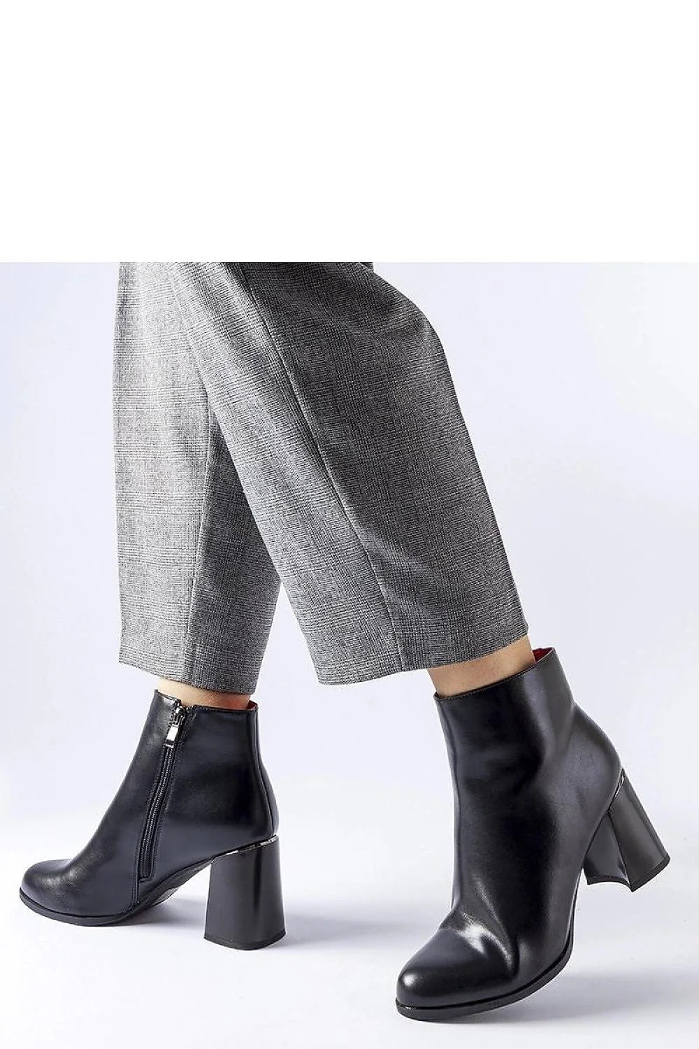 Bottines élégantes pour femmes en cuir noir lisse à talons carrés, design moderne et intemporel, confort et style