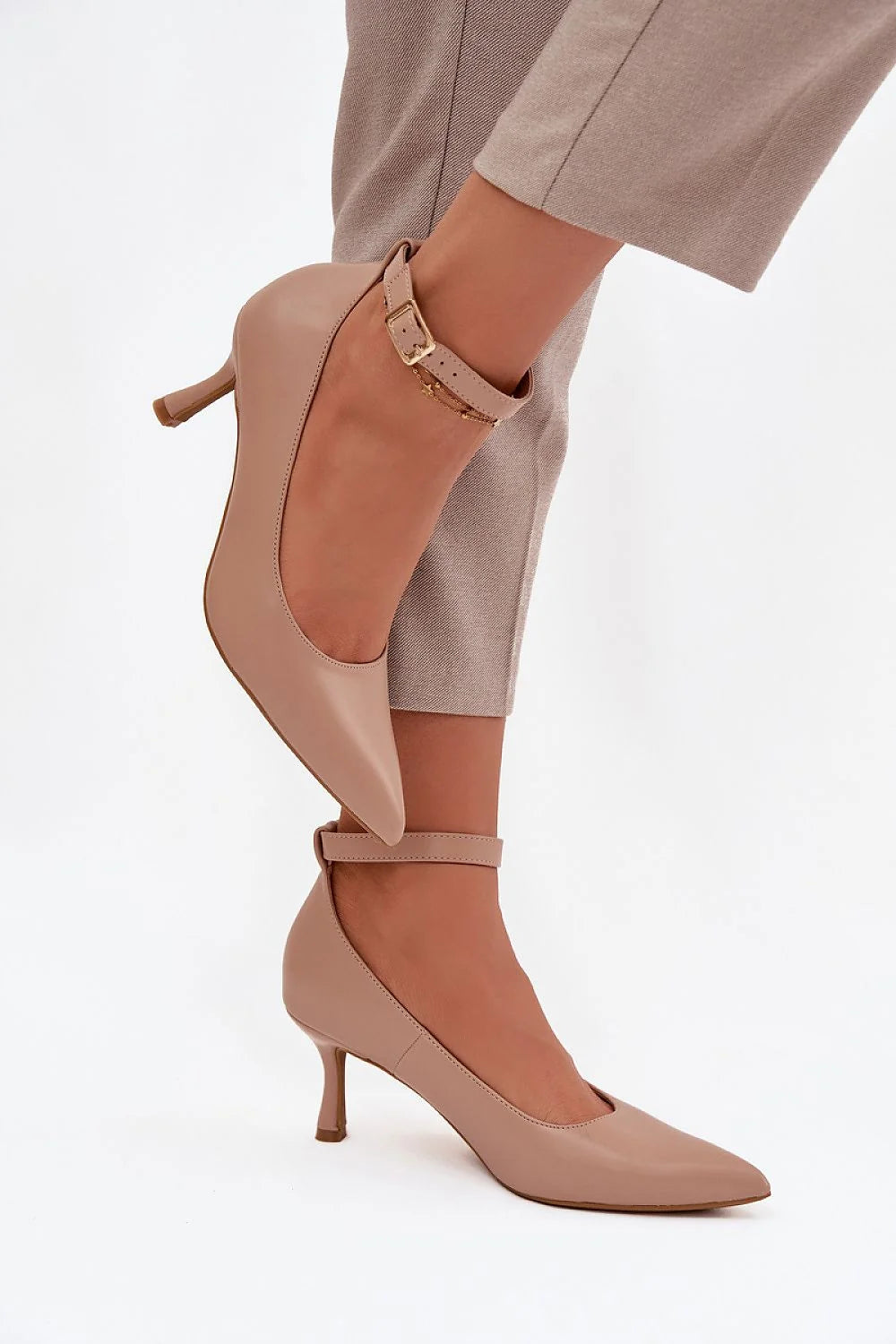 escarpins femme cuir écologique nude beige bout pointu bride cheville boucle dorée talon fin kitten élégant confortable bureau cérémonie