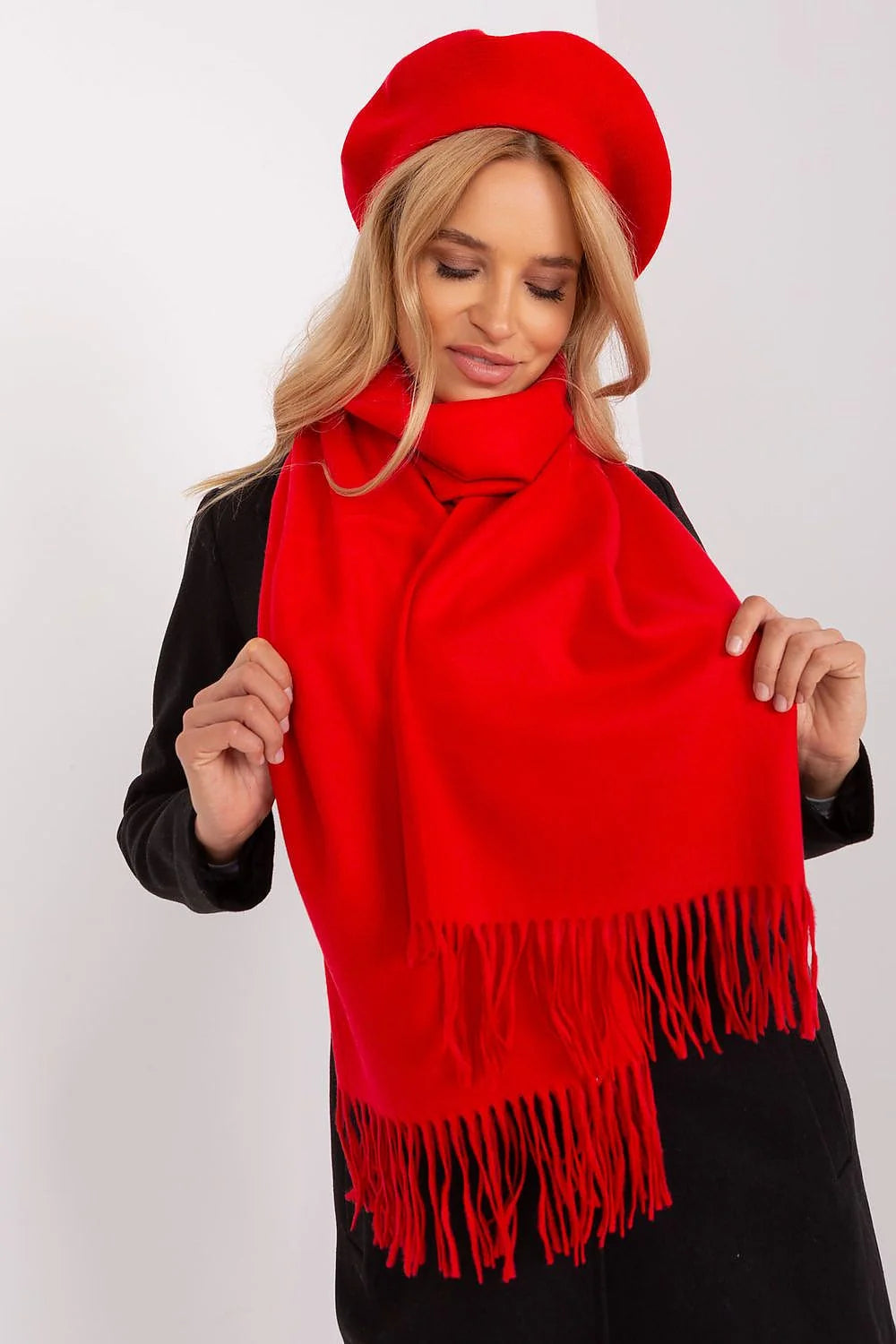 Ensemble mode femme beret écharpe vibrant rouge style français laine texture douce franges détails soignés winter look chic élégant