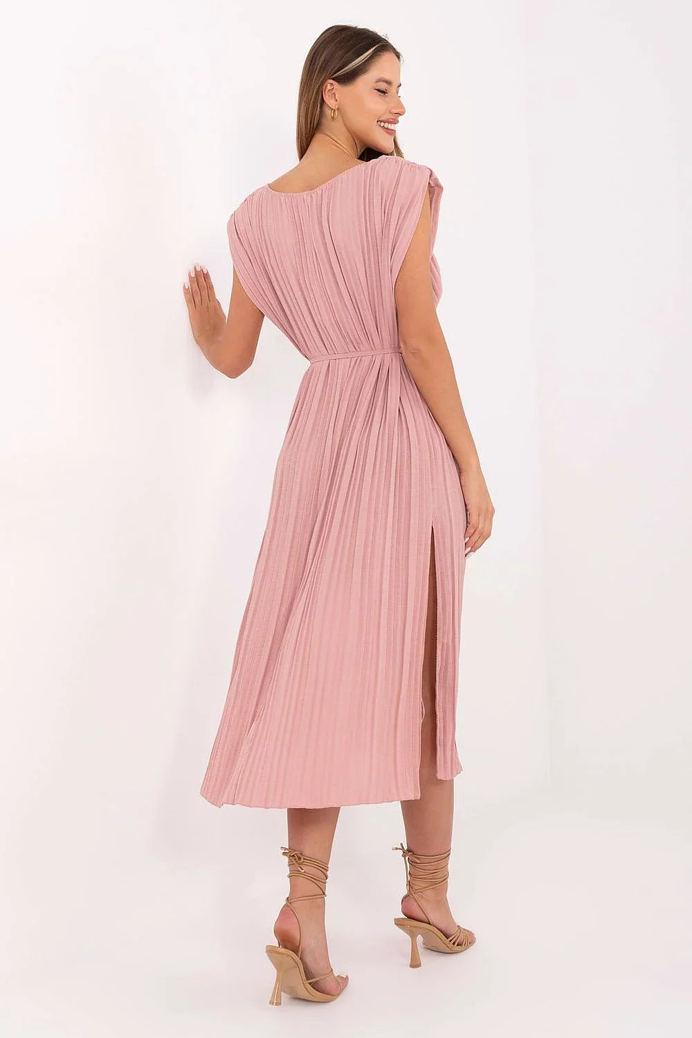 Robe longue femme été plissée tissu léger couleur rose poudré ceinture perlée silhouette élégante fente audacieuse sandales minimalistes occasion formelle semi-formelle mode vêtement