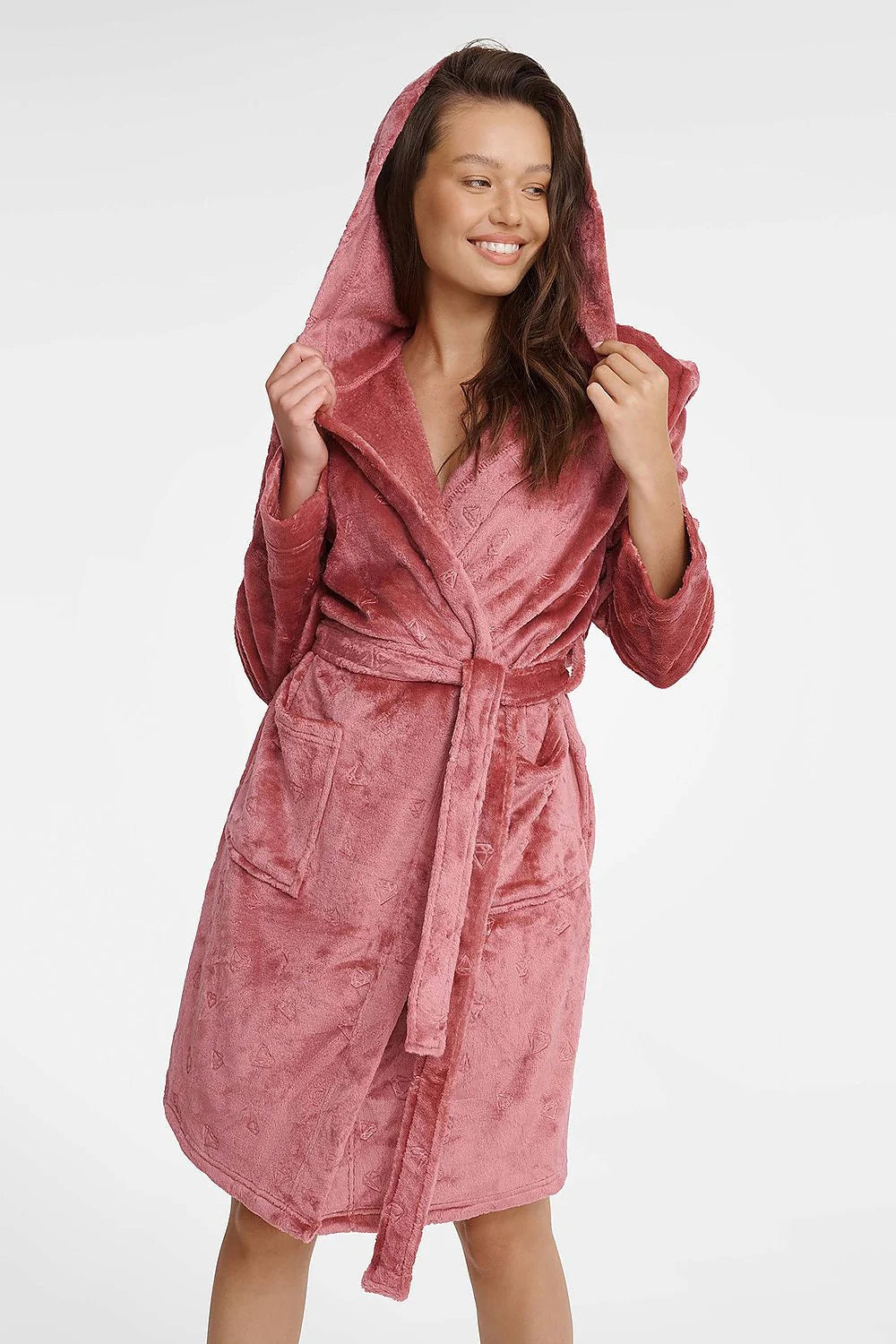 peignoir femme matelassé microvelours pelucheux rose doux capuche ceinturé manches longues longueur genou poches plaquées motifs coeurs embossés chic luxe