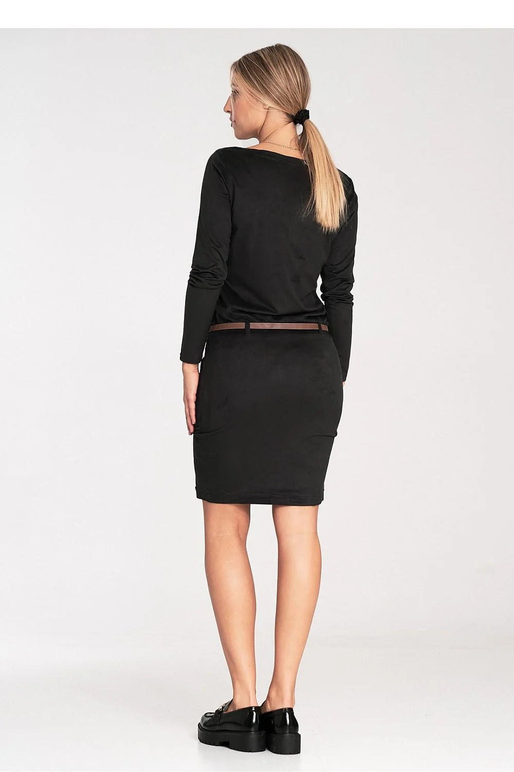 Robe de jour élégante pour femme coupe droite manches longues ceinture décorative poches intégrées texture douce matériau délicat mode intemporelle