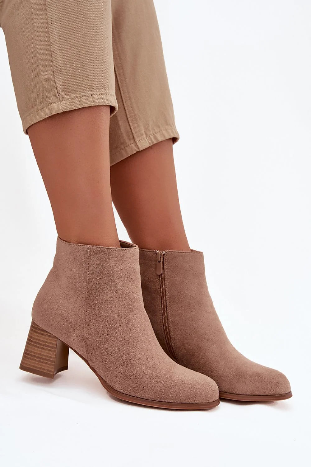 bottines femme suédine écologique taupe cheville bout arrondi fermeture zippée latérale talon bloc empilé moyen stable confortable silhouette épurée polyvalente