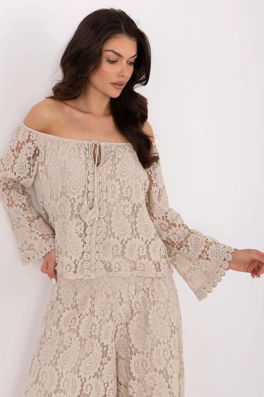 ensemble dentelle beige écru bardot épaules dénudées manches longues évasées pantalon large fluide bohème chic festonné pompons élastiqué