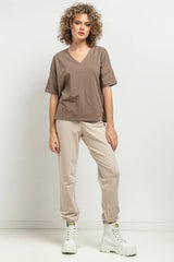 Haut et pantalon femme style casual modern utilitaire couleur neutre matelassé coton élastique porté avec bottines blanches