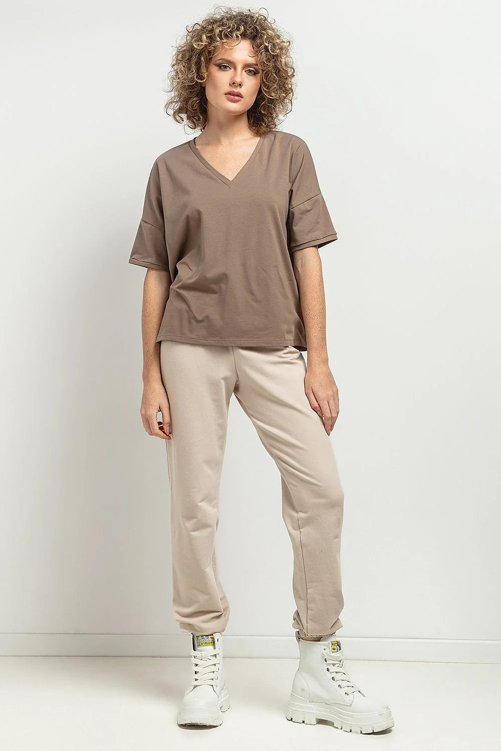 Haut et pantalon femme style casual modern utilitaire couleur neutre matelassé coton élastique porté avec bottines blanches