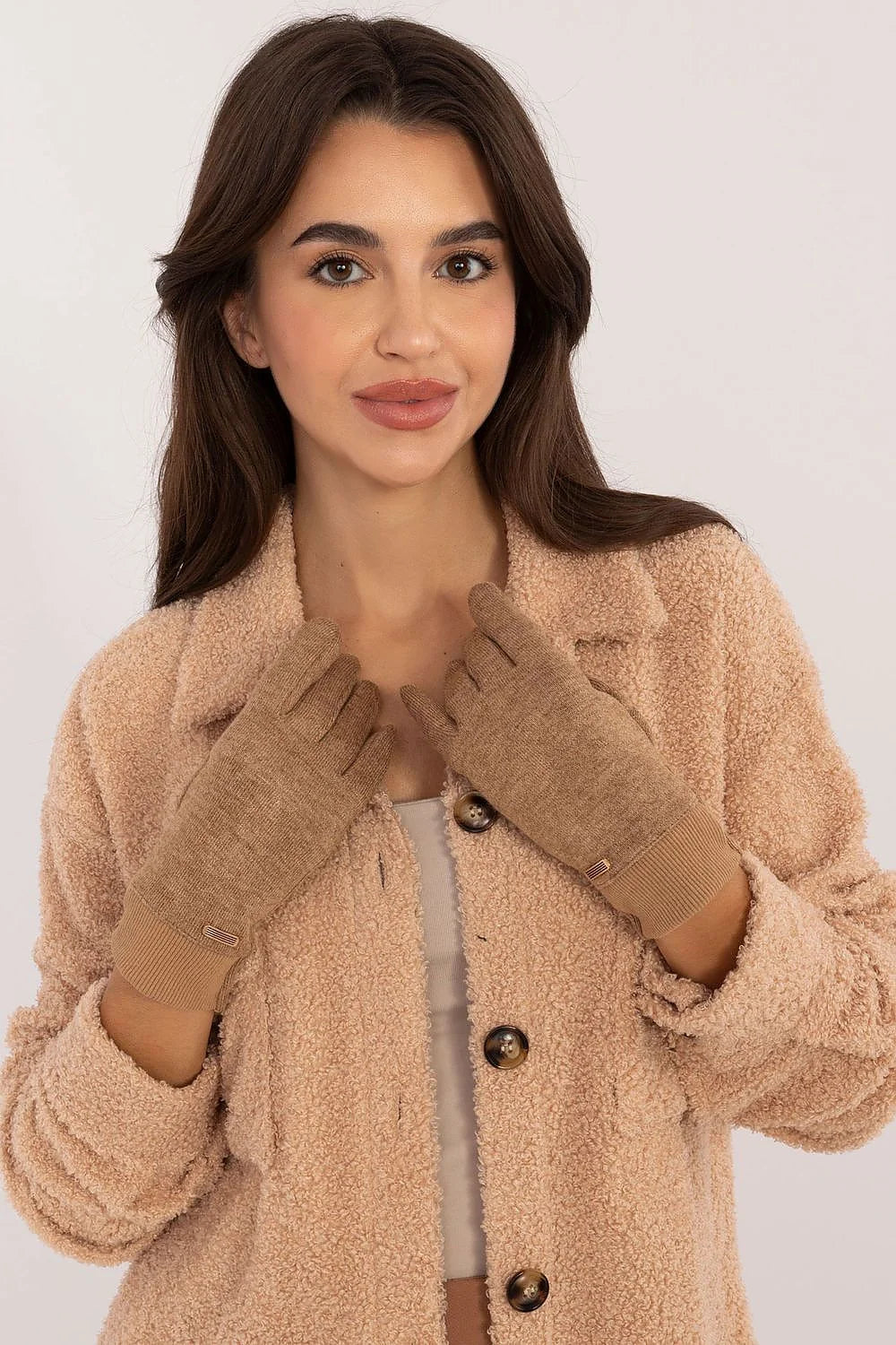 Ensemble mode hiver femme élégant manteau gants tissu teddy beige clair style classique boutons contrastants manches roulées finitions métalliques