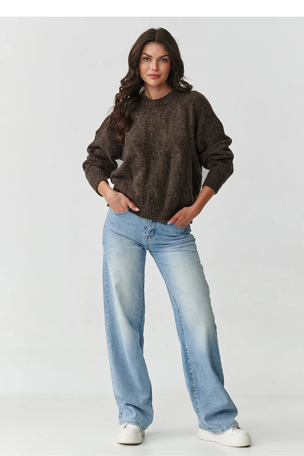 pull femme oversize maille brossée brun chocolat col rond montant épaules tombantes manches longues bords côtes