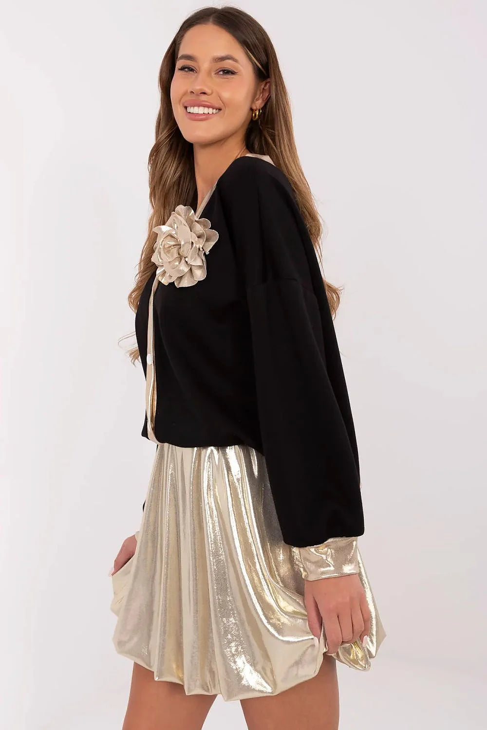 Ensemble sophistiqué audacieux pour femme veste noire jupe dorée métallique coupe ample style élégant occasion spéciale