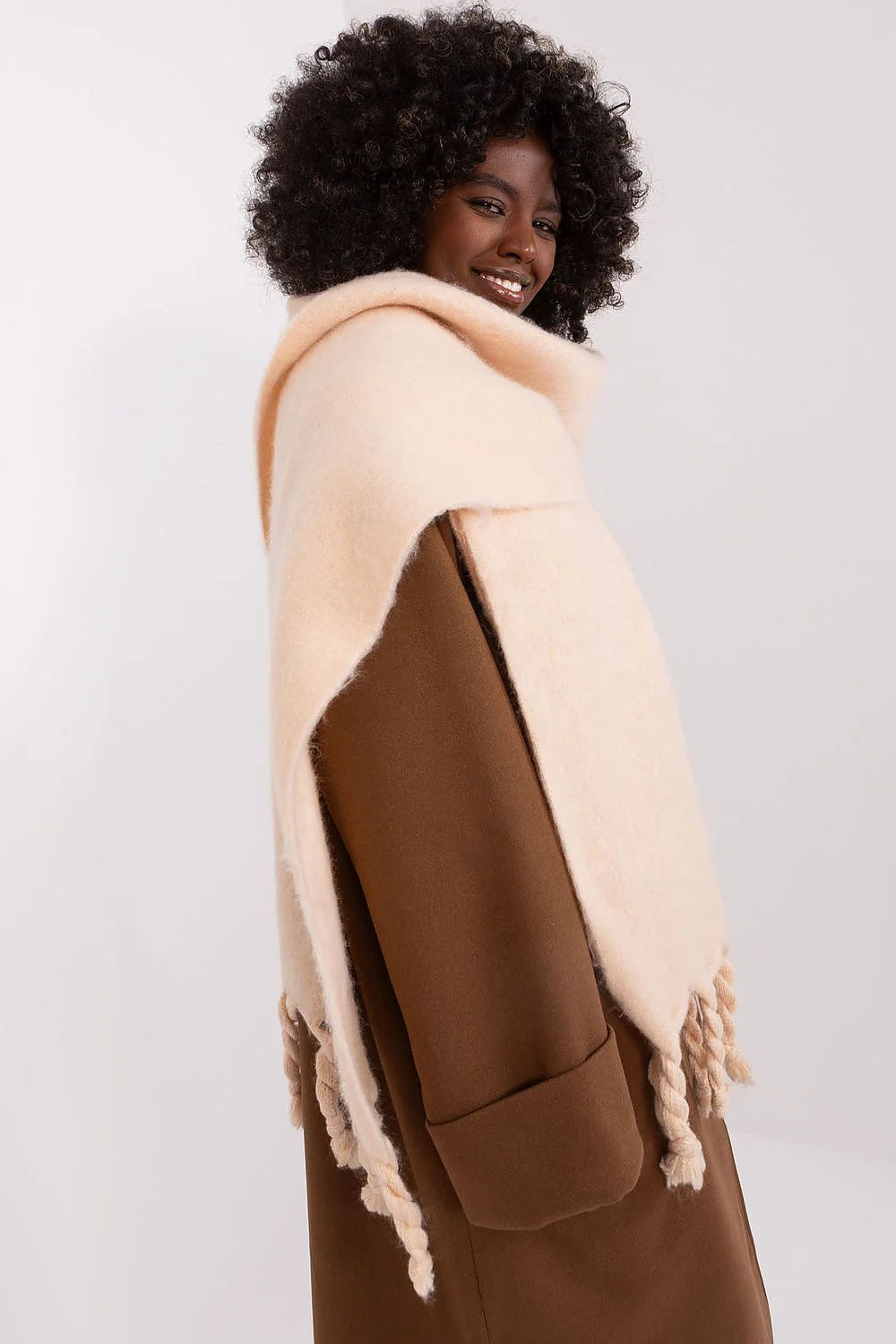 Manteau classique pour femme en laine marron chaud avec écharpe beige longue franges torsadées