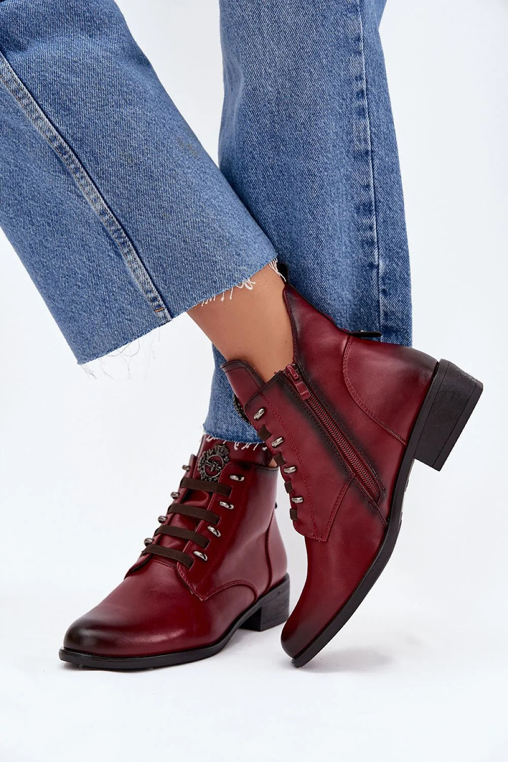 bottines femme bordeaux cuir synthétique lisse effet patiné sombre bout arrondi talon bloc bas doublure fourrure ornement métallique