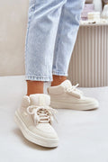 Chaussures de sport modernes pour femmes, style streetwear, tige montante, beige crème, confort et durabilité, semelle caoutchouc, lacets ajustables, logo visible