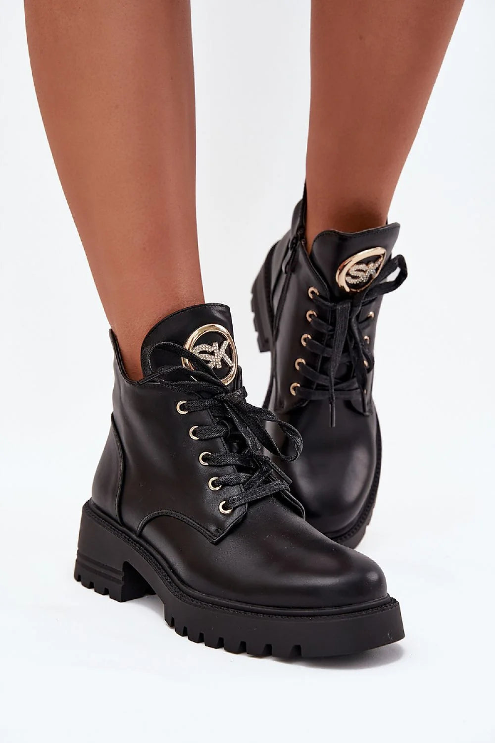 Bottines similicuir noir mihaute bout rond talon bloc plateforme crantee antiderapante lacets zip lateral oeillets logo doré doublure peluche chaleur
