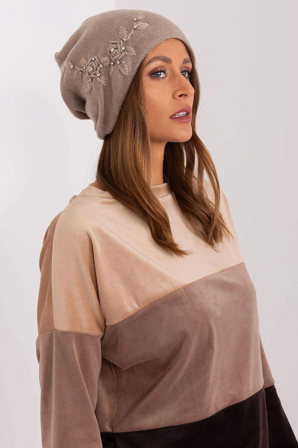 Bonnet et haut en tricot lisse élégant pour femme, beige et marron, matières douces, finitions luxueuses, style classique, hiver