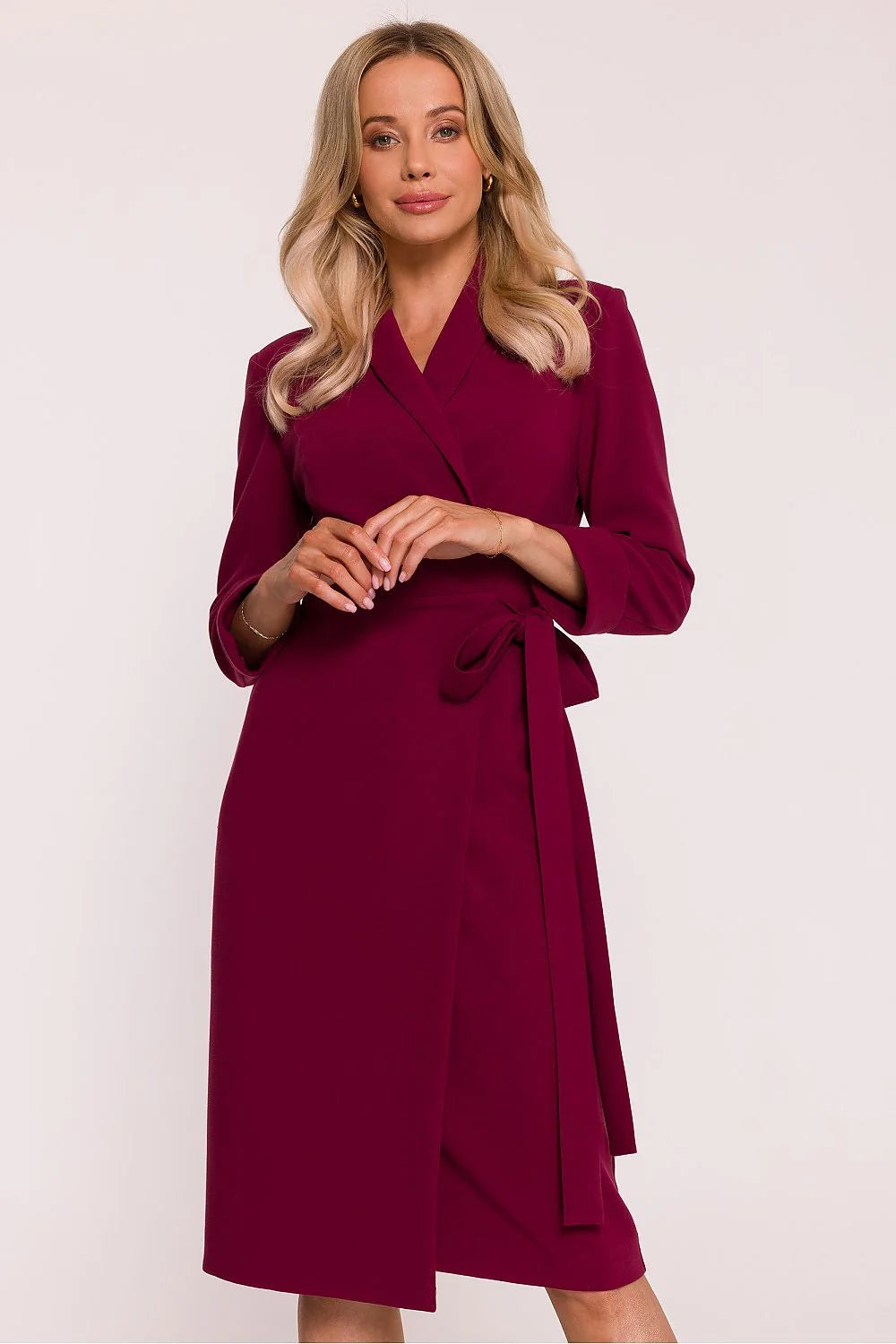 robe portefeuille bordeaux col châle V manches trois quarts poignets retroussés ceinture nouer latérale taille marquée tissu crêpe fluide structuré