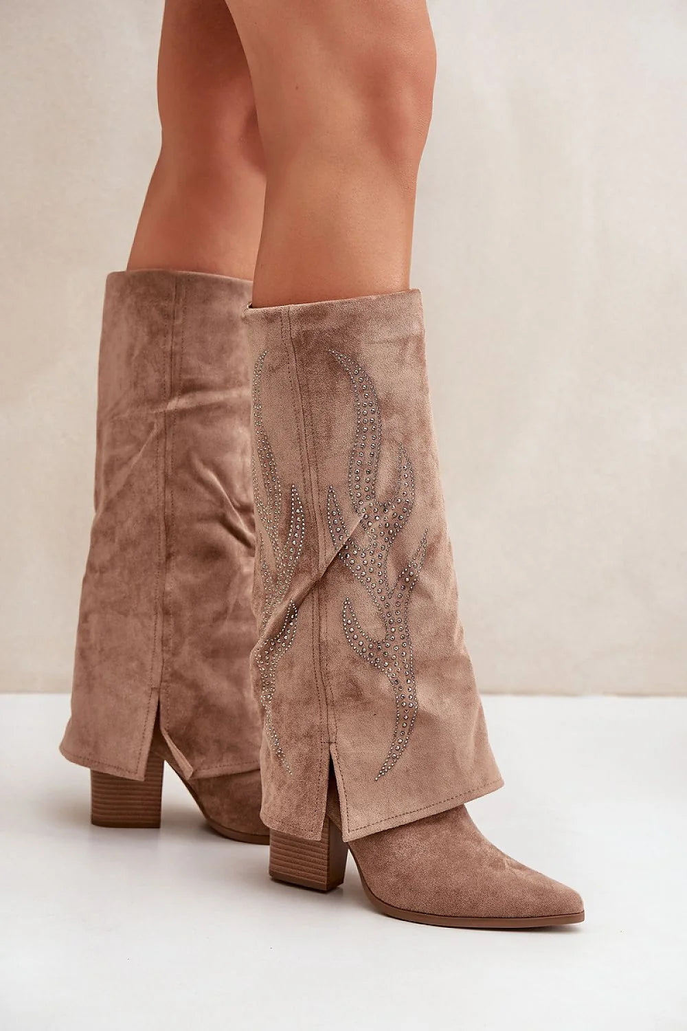 Bottes à talons carrés en suède beige clair pour femme, design élégant, coupe mi-mollet, broderie en forme de flamme, semelle en gomme marron, confort quotidien
