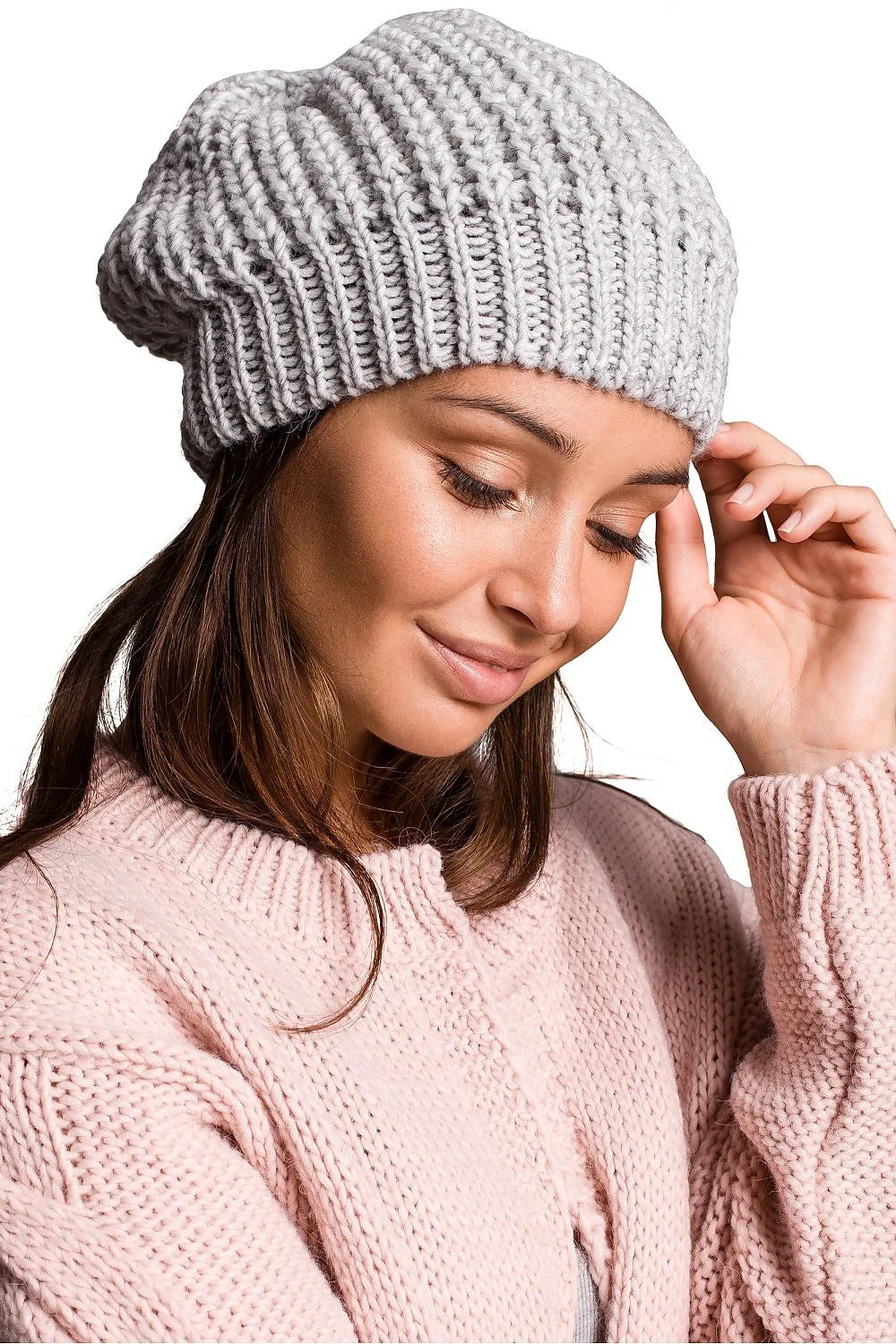 Béret et pull tricotés laine acrylique style décontracté hiver élégant confortable femme moderne urbain