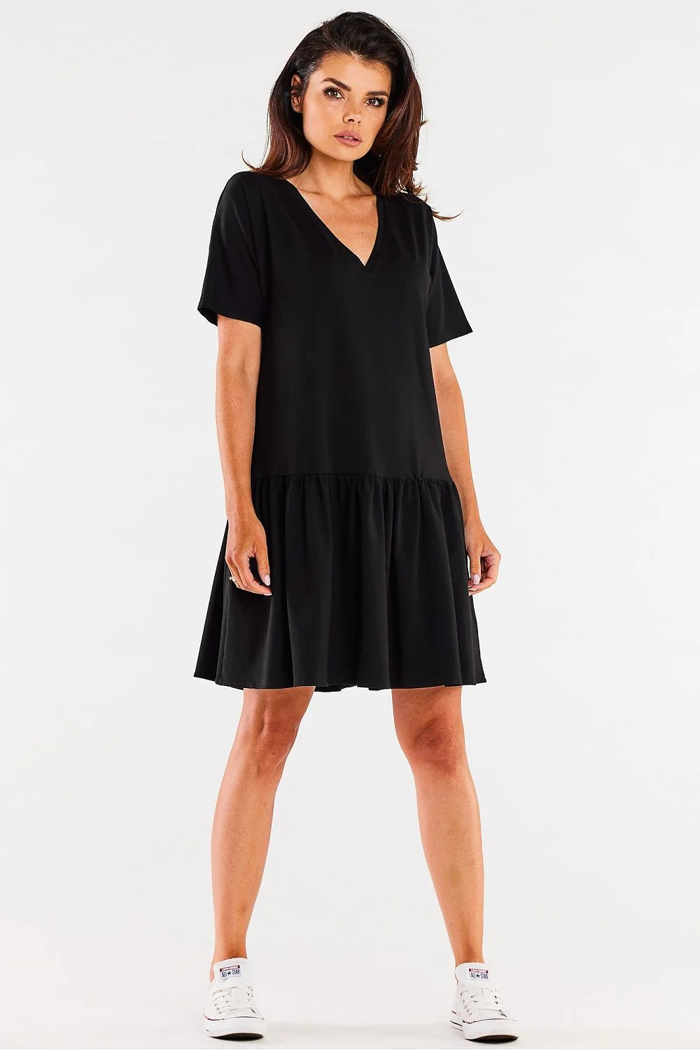 robe noire élégante moderne minimaliste fluide jersey douce confortable coupe ample oversize encolure V manches courtes volant bas polyvalente décontractée