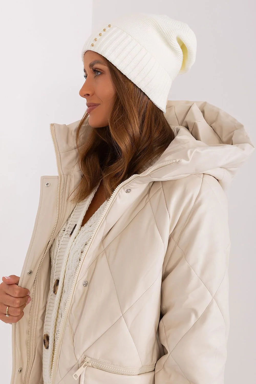 Bonnet d'hiver pour femme en laine et acrylique, design slouchy, perles dorées, couleur blanche, style moderne et élégant