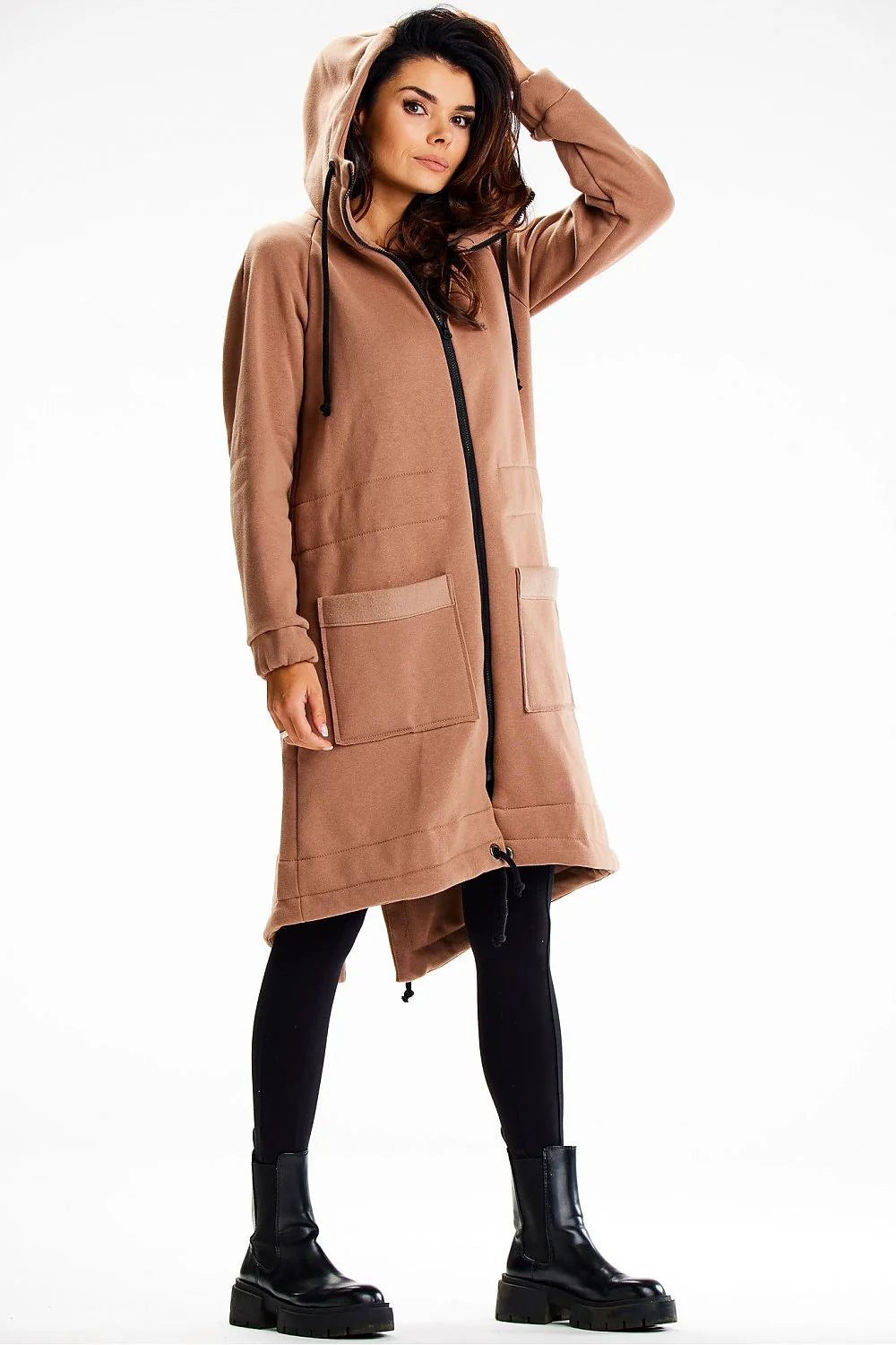 Manteau femmes style décontracté moderne couleur brun clair longueur mi-cuisses capuche poches larges fermeture éclair noire