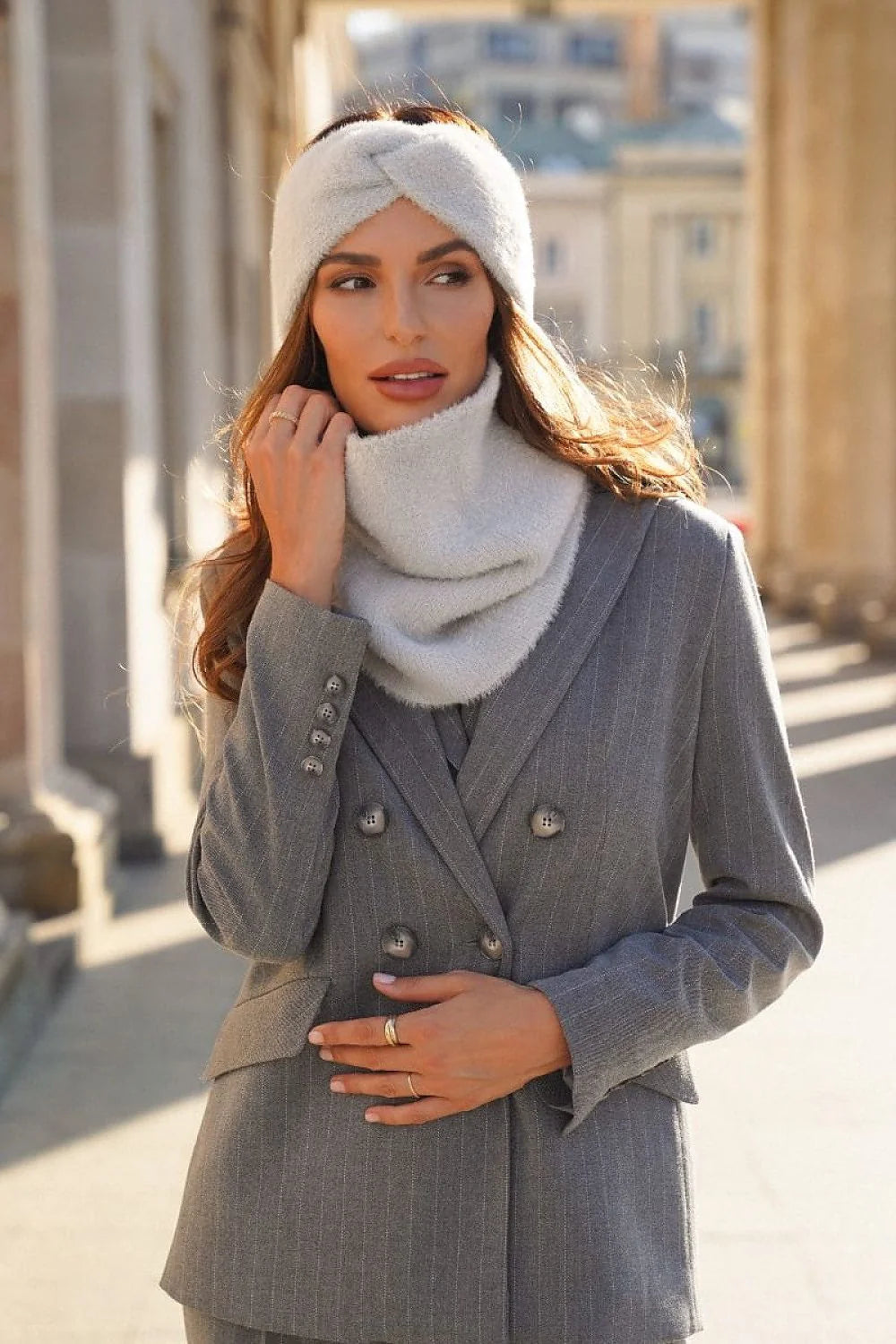 Bandeau Kamea Yoshi Fluffy Grey damassé hiver polyamide doux poils fins boucle élégante associé manteau double boutonnage col plat épaulettes subtiles