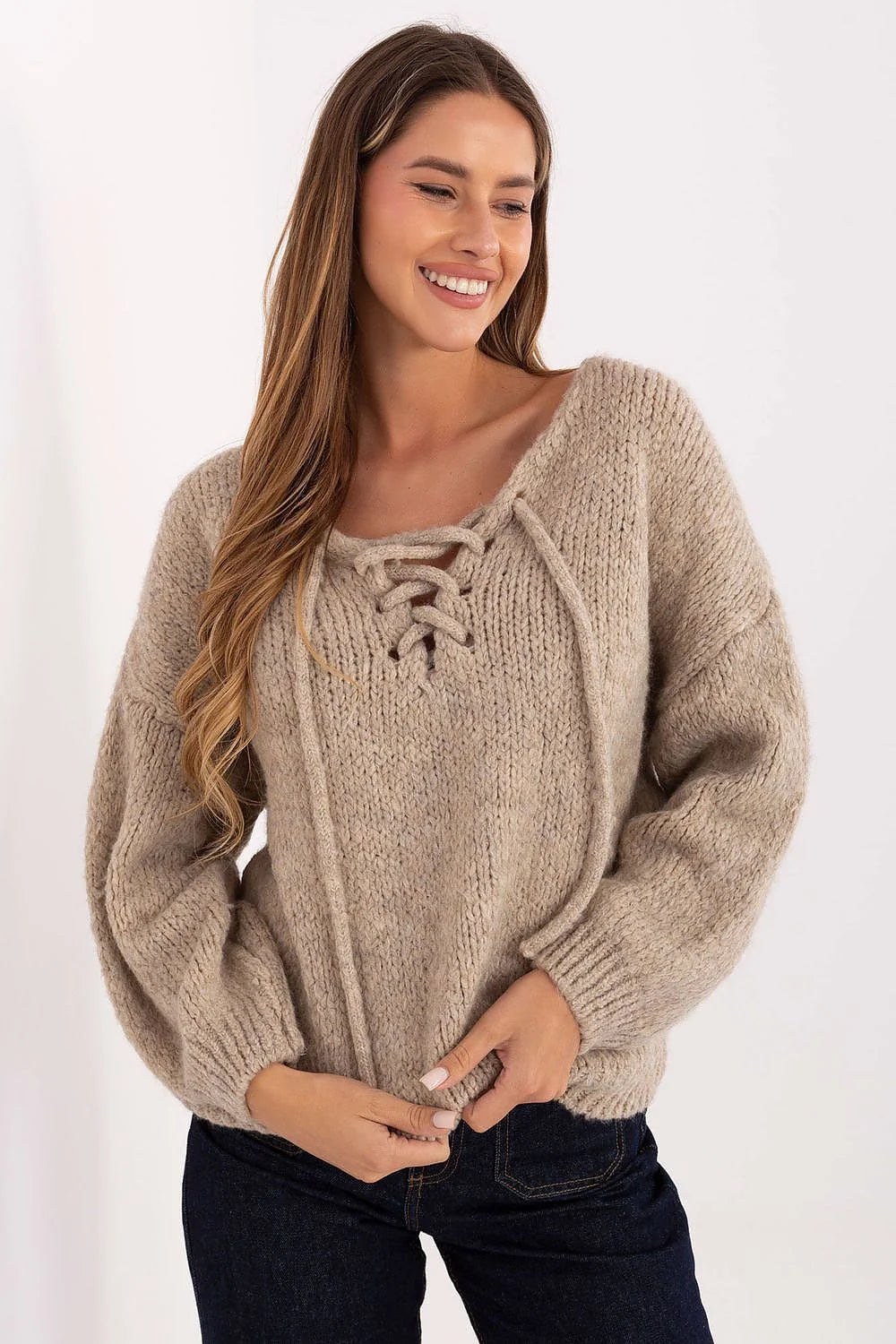 pull femme oversized maille épaisse duveteuse beige taupe lacée cordons décoratifs manches ballon bords côtes poignets ourlet coupe ample tricot