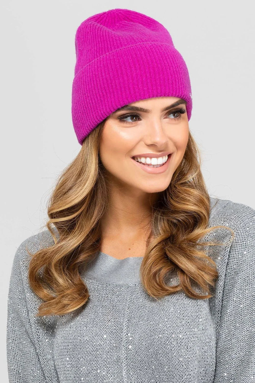 bonnet femme élégant laine cachemire mérinos framboise magenta côtelé ajusté réversible rétro replié chaud doux luxueux léger respirant durable urbain