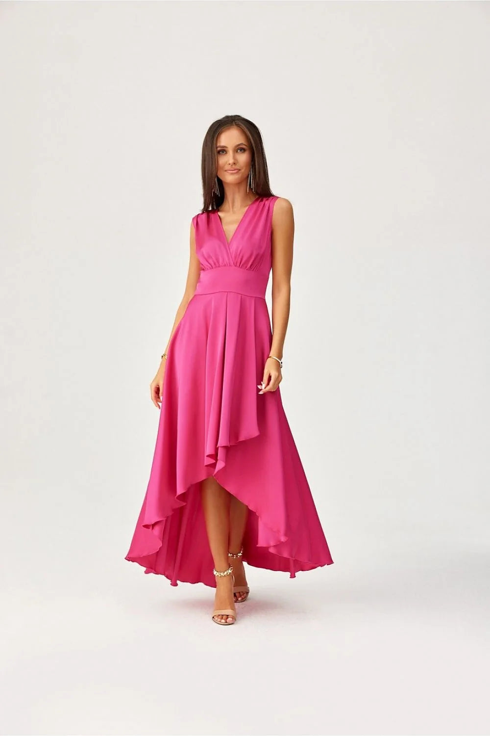 Robe de soirée asymétrique longue couleur rose vif en satin fluide style moderne épaules plissées taille ajustable femme