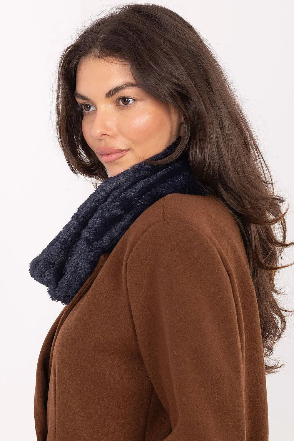 snood col circulaire femme fausse fourrure bleu marine profond pelucheuse dense tubulaire chaud confortable élégant luxueux moelleux universel