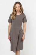 Robe de jour élégante awama couleur taupe coupe ajustée manches courtes décolleté rond ourlet asymétrique occasion professionnelle femme