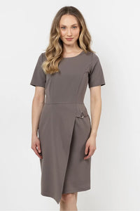 Robe de jour élégante awama couleur taupe coupe ajustée manches courtes décolleté rond ourlet asymétrique occasion professionnelle femme
