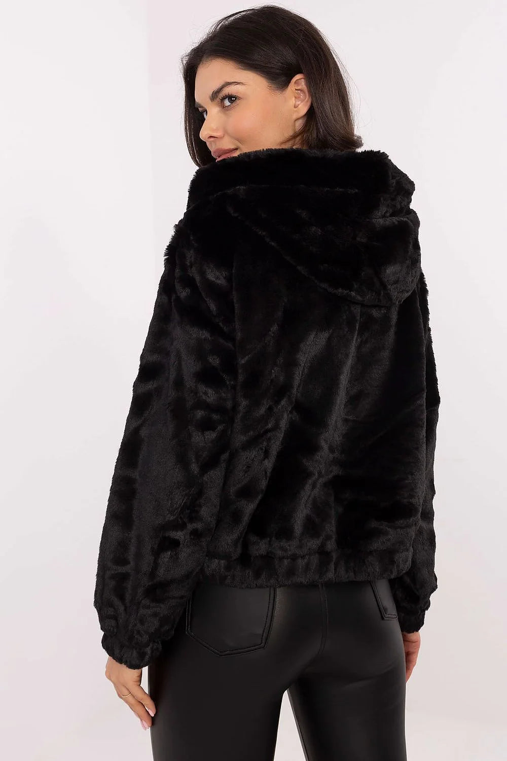 Veste en fausse fourrure noire pour femme, capuche intégrée, manches longues, fermeture éclair, style élégant et moderne