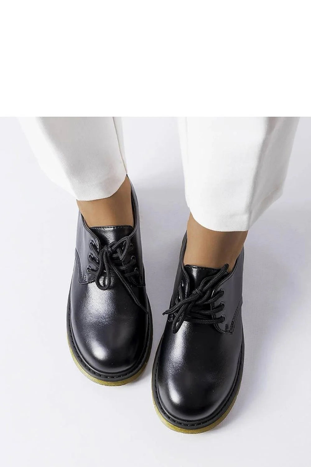 Chaussures basses cuir noir design moderne bottines femmes style classique tige basse lacets noirs semelle translucide confort polyvalence mode élégance