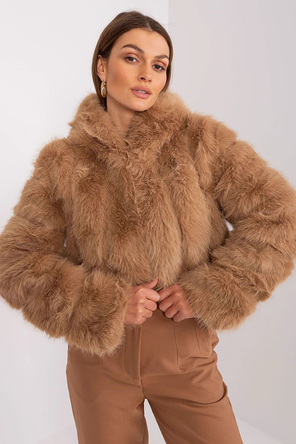 Manteau court pour femme en fausse fourrure brun caramel style moderne occasion soirée travail