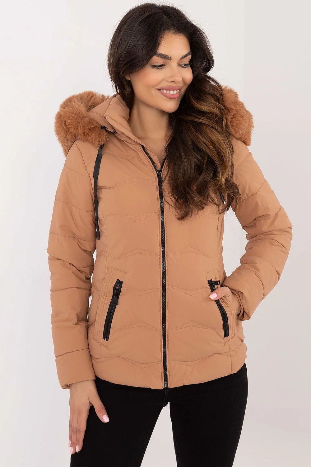 Veste hiver femme fourrure synthétique matelassée couleur camel style moderne coupe ajustée capuche amovible poches zippées